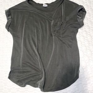 Army green short sleeve T-shirt with front pocket with self cuff sleeves